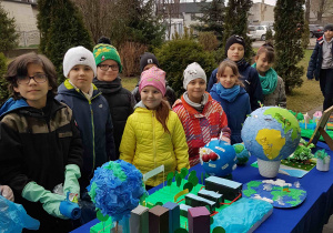 Uczniowie oglądają prace plastyczne o Ziemi